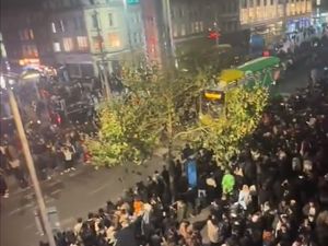 Warga Tertipu, Tunggu Pawai Halloween di Pinggir Jalan tapi Nggak Ada Warga Tertipu, Tunggu Pawai Halloween di Pinggir Jalan tapi Nggak Ada