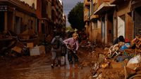 Warga Spanyol Bersih-bersih Lumpur Sisa Banjir Bandang