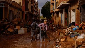 Warga Spanyol Bersih-bersih Lumpur Sisa Banjir Bandang