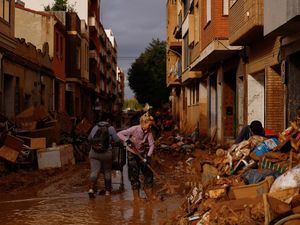 Warga Spanyol Bersih-bersih Lumpur Sisa Banjir Bandang