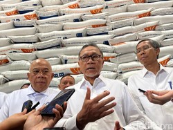Zulhas Cek Beras di Gudang Bulog, Sebut Cadangan Harus 2 Juta Ton