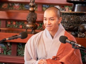 Potret Lee Seung Gi Jadi Biksu Superstar di Film About Family Potret Lee Seung Gi Jadi Biksu Superstar di Film About Family