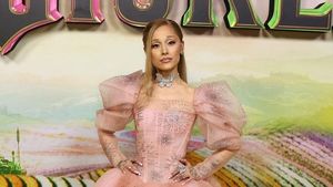 8 Pesona Ariana Grande Jadi Penyihir Baik, Pakai Berlian 100 Karat