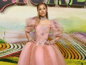 8 Pesona Ariana Grande Jadi Penyihir Baik, Pakai Berlian 100 Karat 8 Pesona Ariana Grande Jadi Penyihir Baik, Pakai Berlian 100 Karat