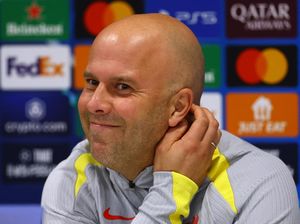 Slot: Semoga Postecoglou Raih Trofi...tapi Bukan Piala Liga Inggris!