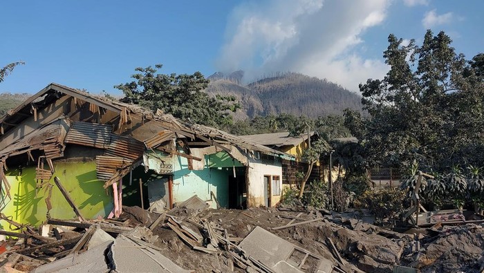 Asap vulkanik Gunung Lewotobi Laki-Laki Gunung Lewotobi Laki-Laki mengeluarkan asap vulkanik terlihat dari Kecamatan Ile Bura, Kabupaten Flores Timur, Nusa Tenggara Timur, Senin (4/11/2024). Badan Pencarian dan Pertolongan atau Basarnas yang berbasis di Kabupaten Maumere menyatakan data korban meninggal dunia akhir erupsi Gunung Lewotobi Laki-Laki per Senin 4 November 2024 pukul 11.51 Wita berjumlah 10 orang. ANTARA FOTO/Pemulet Paul/sgd/tom.