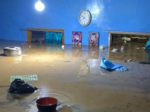 Hujan Datang, Banjir Menerjang 3 Daerah di Jabar Hujan Datang, Banjir Menerjang 3 Daerah di Jabar