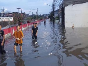 Tanggul Kali di Pondok Aren Tangsel Jebol, Rumah Warga Banjir Tanggul Kali di Pondok Aren Tangsel Jebol, Rumah Warga Banjir