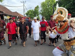 Koster-Supriatna Disambut Baleganjur-Hanoman Saat Kampanye di Penarukan