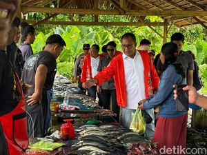 Kampanye di Pasar Tampinna Lutim, Danny Diadang Warga Tanyakan Visi Misi