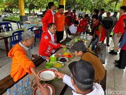 Gaya Danny Santap Sokko Pipi Bareng Warga di TPI Malili Luwu Timur