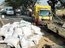 Hindari Pemotor, Truk Angkut Pakan Ternak Terguling di Pantura Pasuruan