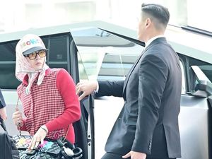 Heboh Gaya G-Dragon ke Bandara, Pakai Mobil Tesla Futuristik yang Belum Dirilis Heboh Gaya G-Dragon ke Bandara, Pakai Mobil Tesla Futuristik yang Belum Dirilis