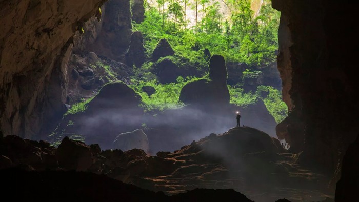 Hang Son Doong merupakan gua terbesar di dunia. Pemandangan di dalamnya sangat menakjubkan sampai bikin merinding melihatnya.