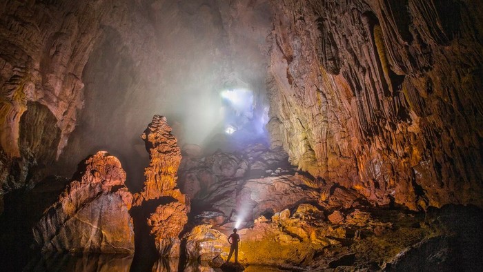 Formasi batu kapur raksasa di dalam Hang Son Doong