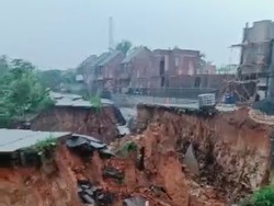 Penampakan Longsor Bikin Jalan Akses Kabupaten Tangerang dan Bogor Terputus