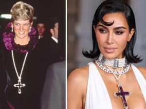 Kim Kardashian Pakai Kalung Salib Bekas Milik Putri Diana Jadi Sorotan Netizen Kim Kardashian Pakai Kalung Salib Bekas Milik Putri Diana Jadi Sorotan Netizen