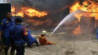 Potret Gudang Penampungan BBM di Bandar Lampung Terbakar