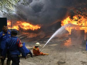 Potret Gudang Penampungan BBM di Bandar Lampung Terbakar