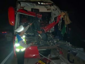 Agra Mas Seruduk Truk di Tol Kendal-1 Tewas, Sopir Bus Diduga Microsleep Agra Mas Seruduk Truk di Tol Kendal-1 Tewas, Sopir Bus Diduga Microsleep