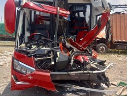 Ringsek Parah! Ini Penampakan Bus Agra Mas Seruduk Truk di Tol Kendal