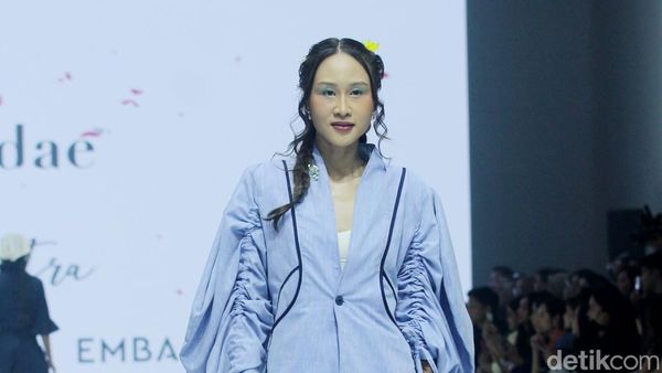 10 Koleksi Terbaru Tities Saputra di JFW 2025, Busana Denim yang Chic
