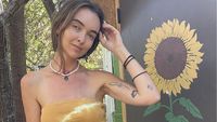 Foto: Nasib Model yang Melepas Kehidupan Glamor Tinggal di Bus Bekas