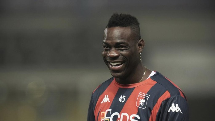 Genoas Mario Balotelli looks on during Genoa warm up during the Serie A soccer match between Parma and Genoa at Ennio Tardini Stadium in Parma, Italy, Monday, Nov. 4, 2024. (Massimo Paolone/LaPresse via AP)