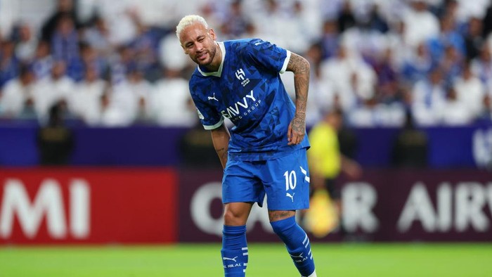 Neymar RIYADH, SAUDI ARABIA - NOVEMBER 04: Neymar of Al-Hilal reacts after an injury during the AFC Champions League Elite match between Al-Hilal and Esteghlal at Kingdom Arena on November 04, 2024 in Riyadh, Saudi Arabia. (Photo by Yasser Bakhsh/Getty Images)