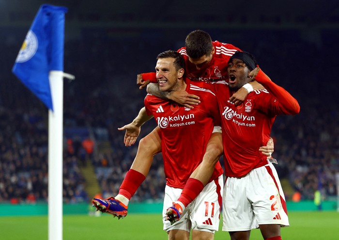 Soccer Football - Premier League - Leicester City v Nottingham Forest - King Power Stadium, Leicester, Britain - October 25, 2024 Nottingham Forests Chris Wood celebrates scoring their second goal with Anthony Elanga and Nicolas Dominguez REUTERS/Molly Darlington EDITORIAL USE ONLY. NO USE WITH UNAUTHORIZED AUDIO, VIDEO, DATA, FIXTURE LISTS, CLUB/LEAGUE LOGOS OR LIVE SERVICES. ONLINE IN-MATCH USE LIMITED TO 120 IMAGES, NO VIDEO EMULATION. NO USE IN BETTING, GAMES OR SINGLE CLUB/LEAGUE/PLAYER PUBLICATIONS. PLEASE CONTACT YOUR ACCOUNT REPRESENTATIVE FOR FURTHER DETAILS..