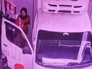 Viral Pegawai SPBU Wanita di Bandung Ditampar Pemotor Berjaket Hitam Viral Pegawai SPBU Wanita di Bandung Ditampar Pemotor Berjaket Hitam