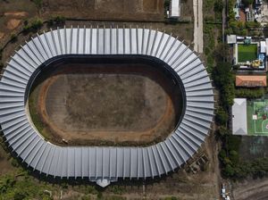 Foto Udara Stadion Barombong yang Mangkrak 13 Tahun Foto Udara Stadion Barombong yang Mangkrak 13 Tahun