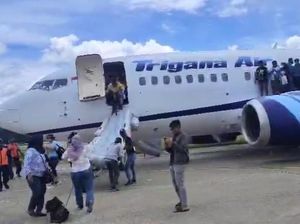 Trigana Air Percikkan Api di Sentani, Kemenhub Pastikan Tak Ada Korban Jiwa Trigana Air Percikkan Api di Sentani, Kemenhub Pastikan Tak Ada Korban Jiwa