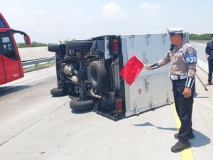 Pecah Ban, Pikap Boks Terguling di Tol Gempol-Pasuruan Pecah Ban, Pikap Boks Terguling di Tol Gempol-Pasuruan