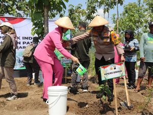 Polda Jateng Tanam Ribuan Pohon di Semarang untuk Ketahanan Pangan