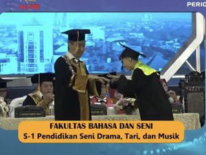 Pose Kocak Dekan Unesa Diajak Tiru Gaya Wisudawan Dance Cicak-cicak di Dinding Pose Kocak Dekan Unesa Diajak Tiru Gaya Wisudawan Dance Cicak-cicak di Dinding