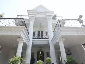 10 Potret Rumah Mewah dr Shindy Kakak Ria Ricis, Ada Kolam Lele di Balkon 10 Potret Rumah Mewah dr Shindy Kakak Ria Ricis, Ada Kolam Lele di Balkon