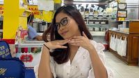 Salshadilla Juwita, Putri Iis Dahlia Saat Ngopi dan Makan Sereal