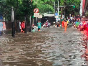 Cerita Warga Kena Macet Hampir 2 Jam dari Cilandak ke Senayan gegara Banjir Cerita Warga Kena Macet Hampir 2 Jam dari Cilandak ke Senayan gegara Banjir