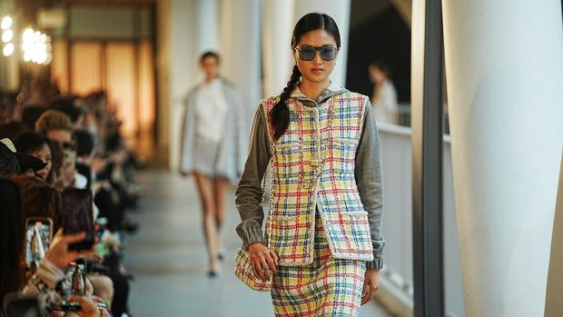 A model presents a creation by designer Virginie Viard as part of the Chanel Cruise 2024/2025 collection show, in Hong Kong, China November 5, 2024. REUTERS/Lam Yik