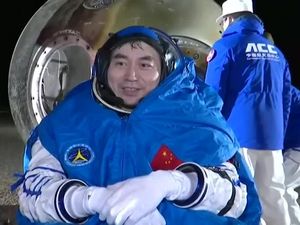 Video: Melihat Pendaratan Astronaut Shenzhou-18 China saat Tiba di Bumi