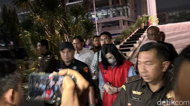 Tampang Ibu Ronald Tannur Pakai Rompi Tahanan Usai Jadi Tersangka Suap Hakim