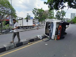 Truk Boks Terguling Usai Seruduk Mobil di Ring Road Selatan Bantul