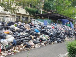 Bikin Bau! Tumpukan Sampah Menggunung di Depan Depo Kotabaru Jogja