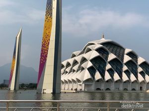 Menemukan Kedamaian di Masjid Al Jabbar