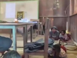 Momen Siswa SD di Intan Jaya Panik-Tiarap di Kelas Saat KKB Serang Pos Aparat