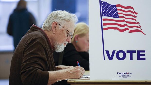 Warga AS Mulai Berikan Suaranya dalam Pilpres AS A man fills out his ballot during early voting for the US general election at a polling station at Ottawa Hills High School in Grand Rapids, Michigan, on November 3, 2024. (Photo by KAMIL KRZACZYNSKI / AFP)