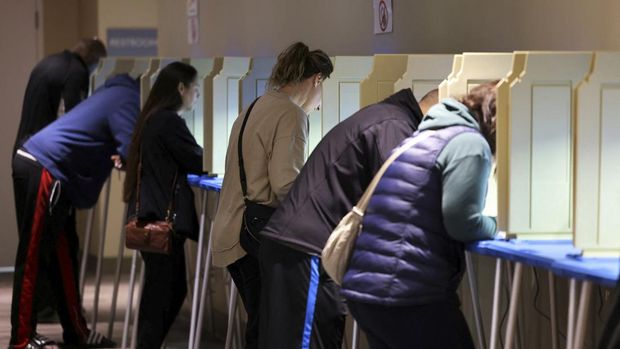 Voters cast absentee ballots at the Douglas County Election Commission the day before the U.S. presidential election, in Omaha, Nebraska, U.S., November 4, 2024. REUTERS/Scott Morgan