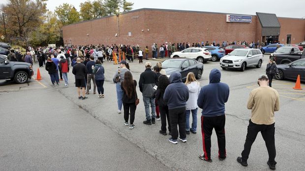 Voters line up to cast absentee ballots the day before the U.S. presidential election, in Omaha, Nebraska, U.S., November 4, 2024. REUTERS/Scott Morgan