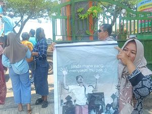 Warga Desa di Probolinggo Demo Kadesnya yang Tiduri Istri Orang Warga Desa di Probolinggo Demo Kadesnya yang Tiduri Istri Orang